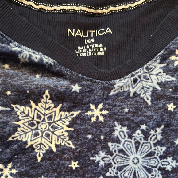 Snowflake Patterned Women’s Pajamas - Picture 2 of 4